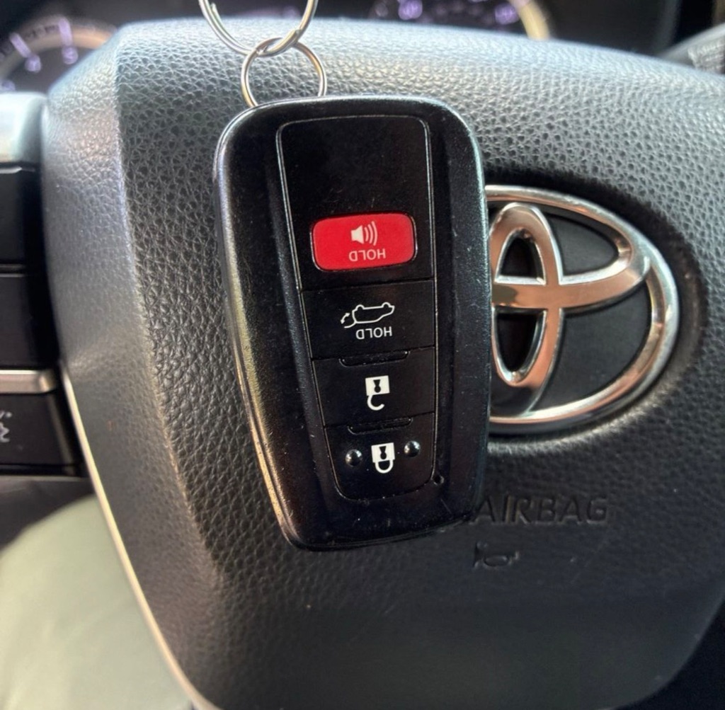 2022 Toyota Highlander LE - Photo 17