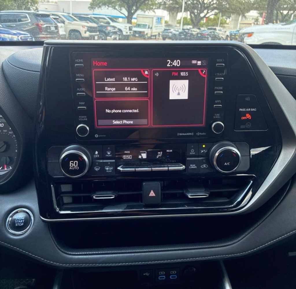 2022 Toyota Highlander LE - Photo 12