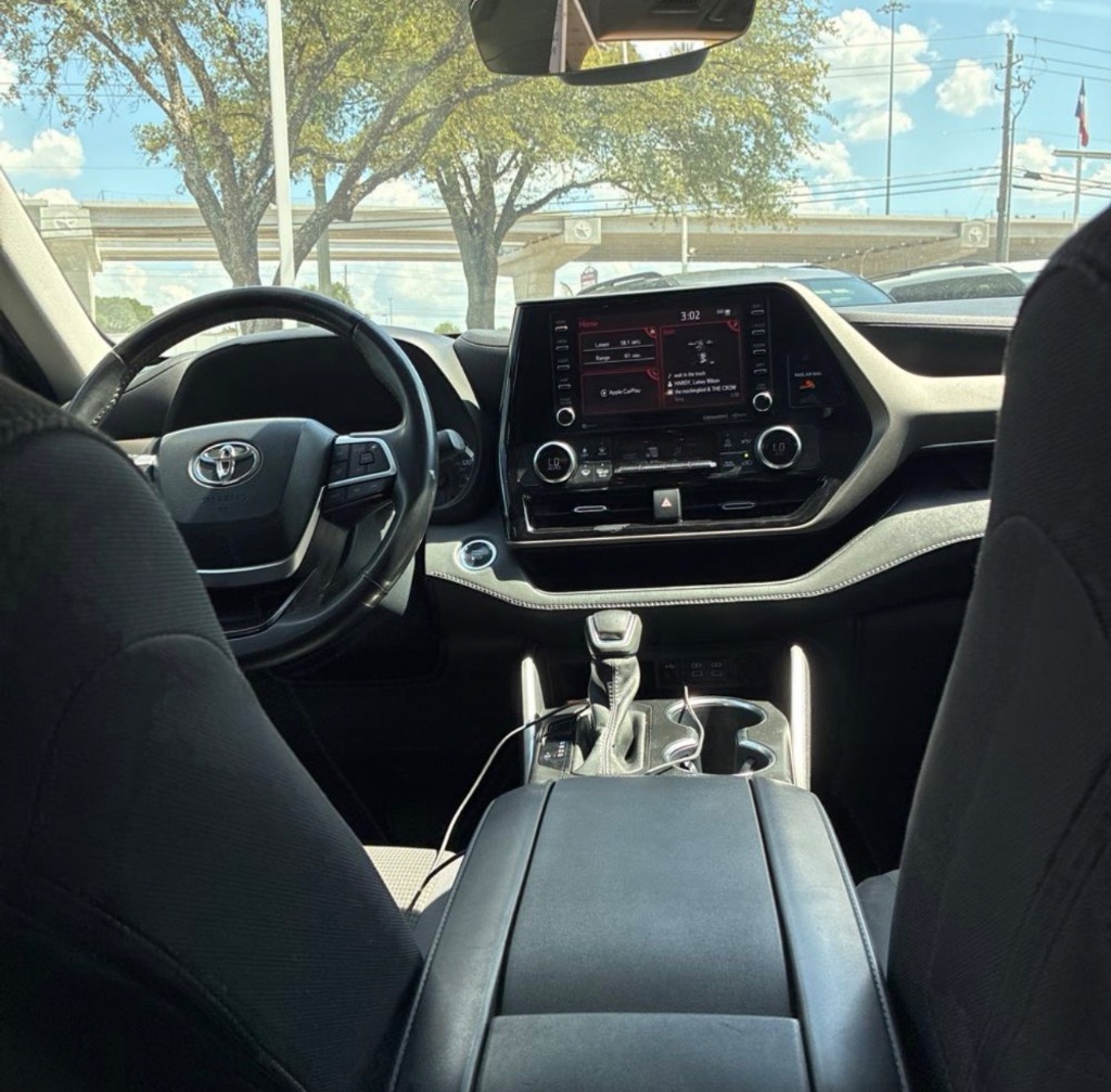 2022 Toyota Highlander LE - Photo 10