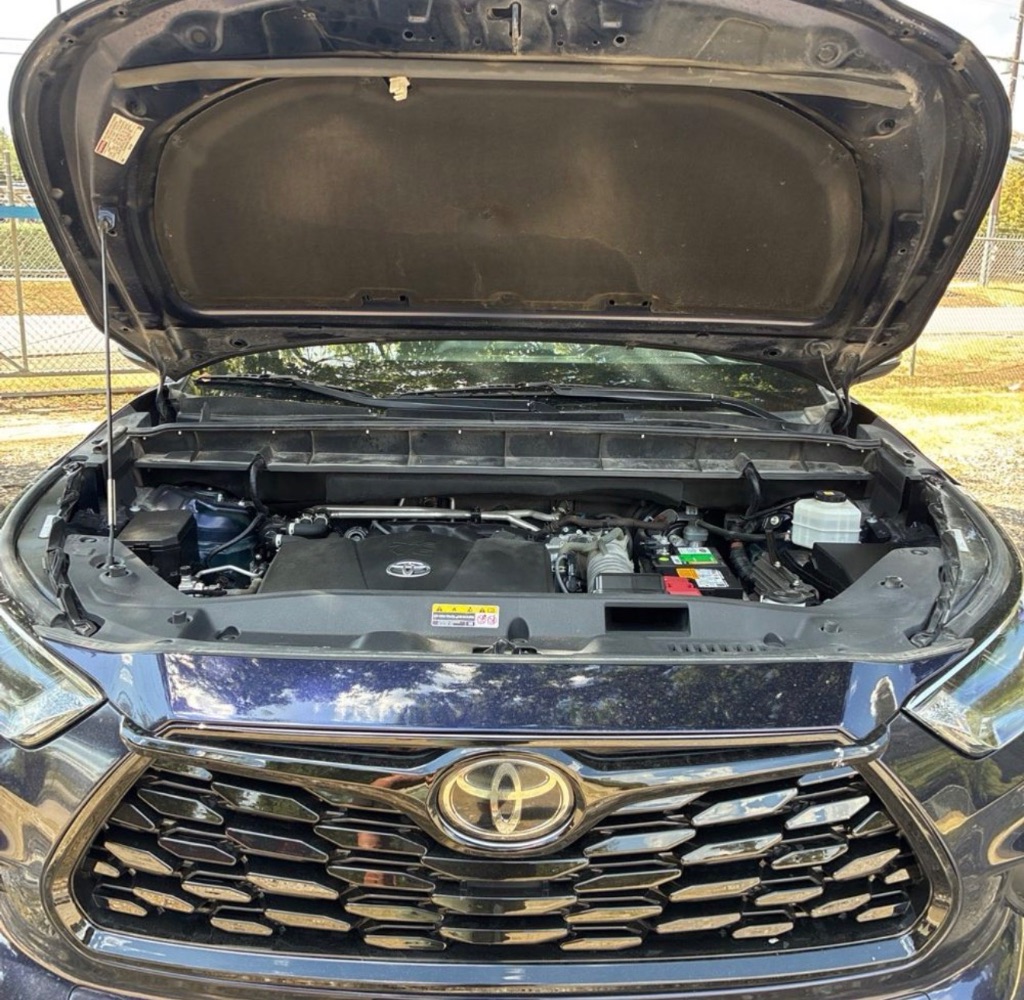 2022 Toyota Highlander LE - Photo 16