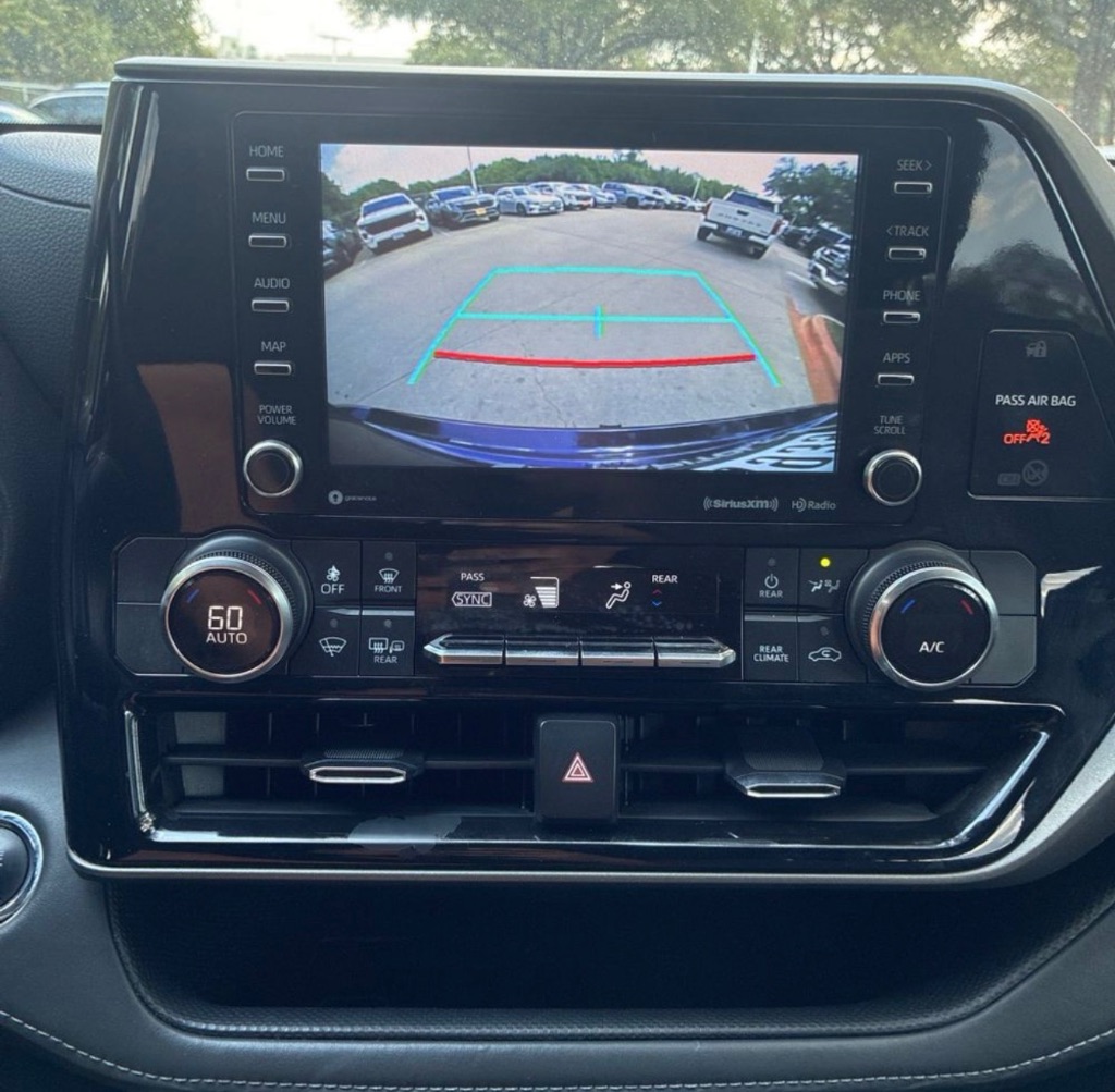 2022 Toyota Highlander LE - Photo 13