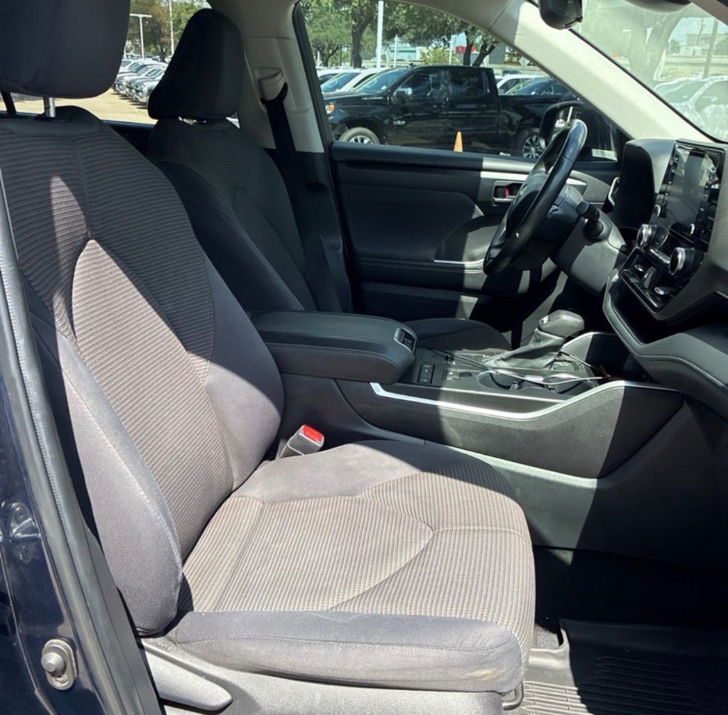 2022 Toyota Highlander LE - Photo 9
